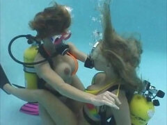 Sex Underwater 2 bigirls and man - Lesbian