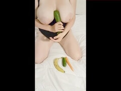 Naughty milf knows the secret: fruits and veggies are good for pleasure too!
