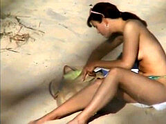 Frau heimlich am Strand auf Mallorca gefilmt