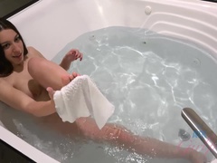 Alexa Raye doesn't mind taking a bath in front of you