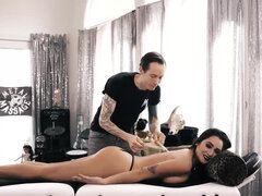 Metal chick gets VIP service at massage parlour