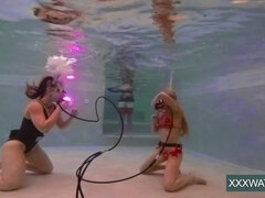 18 años, Chica, Tetas grandes, Morena, Masturbación, Piscina, Coño, Hermanas