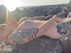 Hot exhibitionist plays plays with her clit on a public beach
