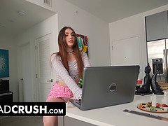 18 jahre, Amerikanisch, Blasen, Hundestellung, Aufs gesicht abspritzen, Pov, Taboo, Eng
