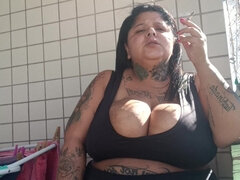 Amateur, Erótico, Latina, Maduro, Tetas naturales, Fumando, Solo, Tatuaje