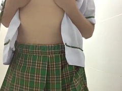 Sexy college student Pinay masturbates in her class