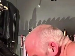 Britannique, Homme nu et filles habillées, Gode, Femme dominatrice, Humiliation, Latex, Machine à baiser, Maîtresse