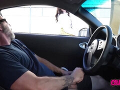 18 jahre, Amerikanisch, Braunhaarige, Auto, Handjob, Wichsen, Öffentlich, Uniform