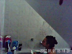 (Spycam) Little pute sous la douche