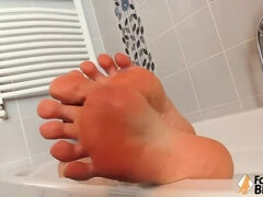 Petra ti mette i piedi in faccia mentre fa un bagno