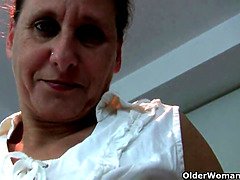 Mature mom's hairy pussy gets the finger fuck treatment