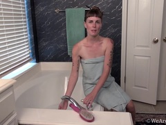 Leila Larson takes an incredibly sexy bath