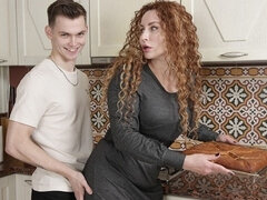 Большие сиськи, Брюнетки, Постарше, На кухне, Милф, Натуральные сиськи, Русские, Тату