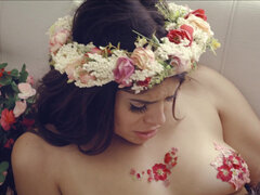 Curvy babe Violet Starr gets her juicy ass worshiped in a flower crown