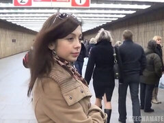 Sucer une bite, Brunette brune, Branlette thaïlandaise, Léchez, Public, Adolescente, Train, Mouillée
