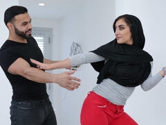 Gros seins, Sucer une bite, Brunette brune, En levrette, Poilue, Léchez, Mère que j'aimerais baiser, Criant