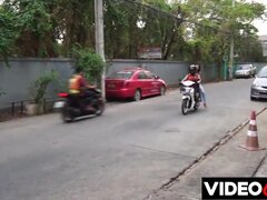 Asiatisch, Blasen, Braunhaarige, Hardcore, Interrassisch, Pov, Rau, Schlampe