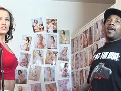 Grosser arsch, Schwarz, Blasen, Braunhaarige, Aufs gesicht abspritzen, Milf, Reiten, Titten