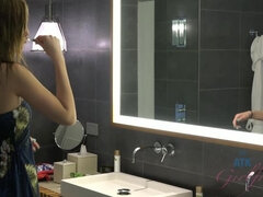 Badkamer, Bruinharig, Sperma, Voetbeurt, Vriendin, Masturbatie, Tieten likken, Vibrator