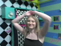 Enthousiasteling, Blond, Flashing, Voetbeurt, Orgasme, Buiten, Gezichtspunt, Openbaar