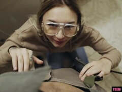 Blondi, Suihinotto, Silmälasit, Karvainen, Käsihoito, Suudella, Luonnolliset tissit, Tissit