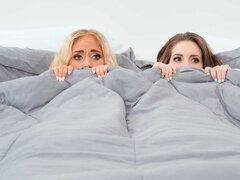 Blondine, Pik sutte, Hundestilling, Kkm, Håndjob, Hårdt, Trekant, Snugkigger