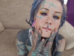 Boys hump inked Swiss chick Anuskatzz in her broken booty