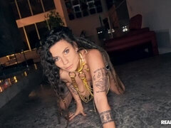 Culo, Mamada, Morena, Coche, Estilo perrito, Interracial, Madres para coger, Tatuaje