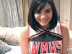 Sucer une bite, Brunette brune, Rasée, Adolescente