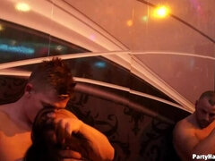 Velik kurac, Rjavolaska, Oblečena ženska in nag moški, Oblečena, Grupni, Dekle drka tiča, Hardcore, Poljubljanje