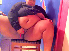 Belle grosse femme bgf, Grosse bite, Noire, Noir ébène, Fille latino, Masturbation, Solo, Jouets