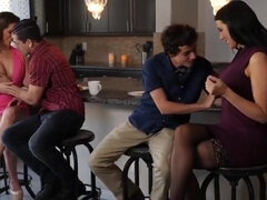 Iso kulli, Rintava, Puuma, Spermashotti, Äiti jota haluaisin panna, Luonnollinen, Orgasmi, Sukkahousu