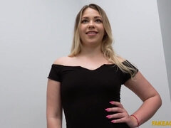 Blondi, Suihinotto, Kyrpä, Eurooppalainen, Naamallinen, Luonnolliset tissit, Toimisto, Lyhyt tukka