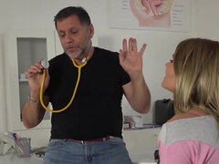 Babe, Pik sutte, Doktor, Hundestilling, Fetish, Bedstefar, Håndjob, Fisse