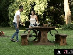 Brunetka, Fetysz stóp, Obciąganie stopami, Hd, Lizanie, Potwór, Cipka, Cycki