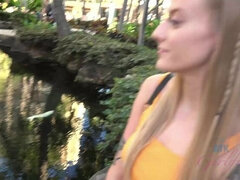 Enthousiasteling, Grote kont, Blond, Vingeren, Vriendin, Buiten, Klein, Gezichtspunt