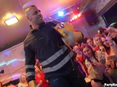 Blond, Dansen, Hardcore, Hakken, Orgie, Zuigen, Swinger, Tieten likken