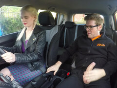 Amatör, Stora tuttar, Blondin, Bil, Fingering, Onani, Tajt, Fru