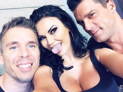 Peitos grandes, Transar de quatro, Dupla penetração, Punheta, Beijar, Sexo grupal em 3 com 2 mulheres e um homem, Sexo grupal a três, Tetas