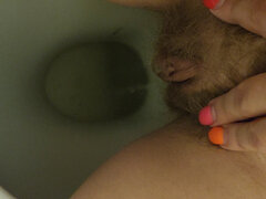 Geile alte tussi, Behaart, Selbstgemacht, Reif, Pissen, Muschi, Toilette