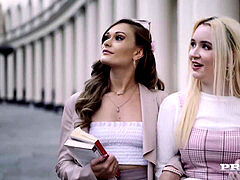 Sucer une bite, 2 femmes 1 homme, Branlette thaïlandaise, Talons, Plan cul à trois, Nénés