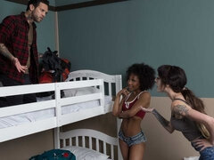 Sucer une bite, En levrette, 2 femmes 1 homme, Branlette thaïlandaise, Hard, Hôtel, Interracial, Masturbation