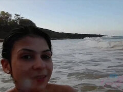 Strand, Brunett, Fingering, Onani, Naken, Pov, Rakad, Tuttar