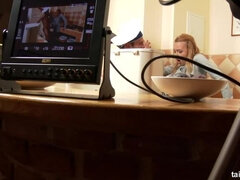 Blondinka, Oblečena, Zunanji izliv, Spodnje perilo, Lulanje, Tuširanje, Dokolenke, Joške