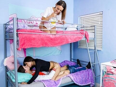 18 ans, Gros cul, Grosse bite, Gros seins, Sucer une bite, Brunette brune, 2 femmes 1 homme, Maigrichonne