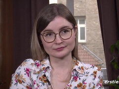 Blonde Studentin liebt ihre Muschi und verwhnt sie vor Kamera - Amateur solo masturbation with PAWG babe