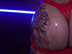 Lieveling, Pijpbeurt, Homo, Hardcore, Latijnse vrouw, Shemale, Zuigen, Tatoeage
