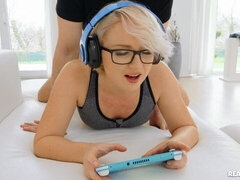 Grote kont, Grote lul, Blond, Pijpbeurt, Hondjeshouding, Kort haar, Tiener, Tieten likken