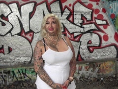 Tette grandi, Pompino, Macchina, Tedesca amatoriale, Orgasmo, All'aperto, Pubblico, Tatuaggi