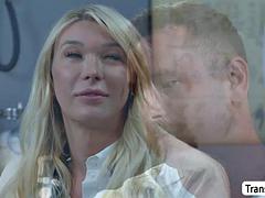 In den arsch, Grosse titten, Blasen, Arzt, Handjob, Transfrau, Ablutschen, Tätowierung